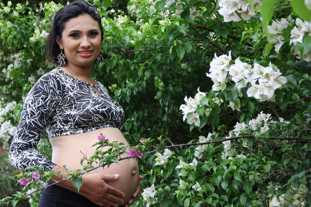 kobieta w ciąży w ogrodzie