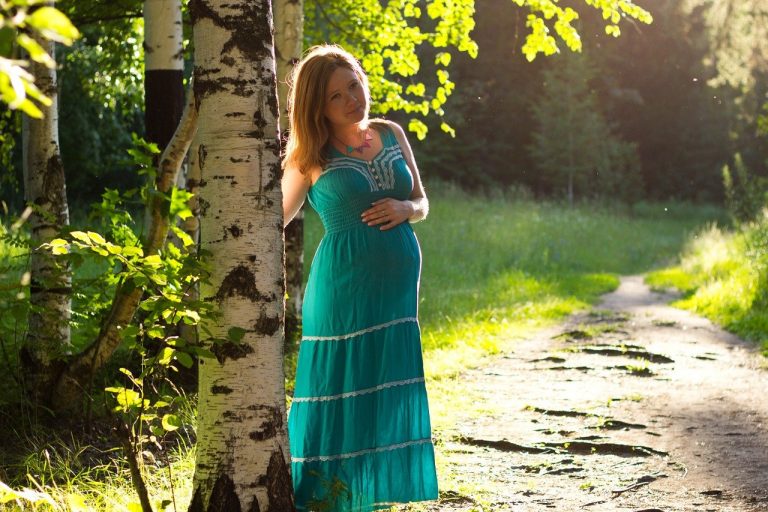 Kobieta w ciąży na spacerze w lesie