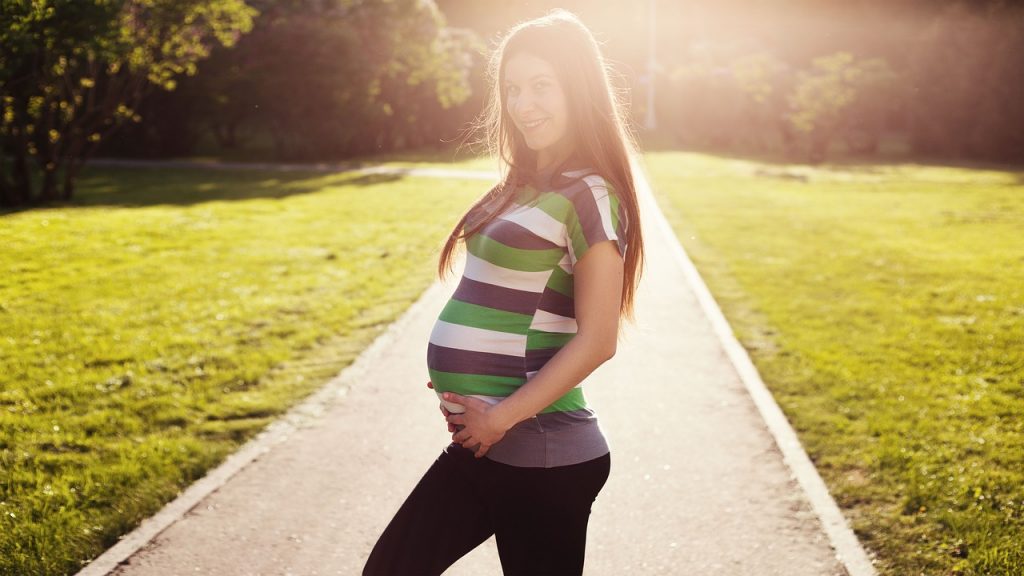 Kobieta w ciąży na spacerze